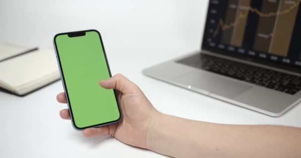 Smartphone Chroma Key Mock Yeşil Ekranlı Telefonu Kullanan Kadın Ekranda — Stok video