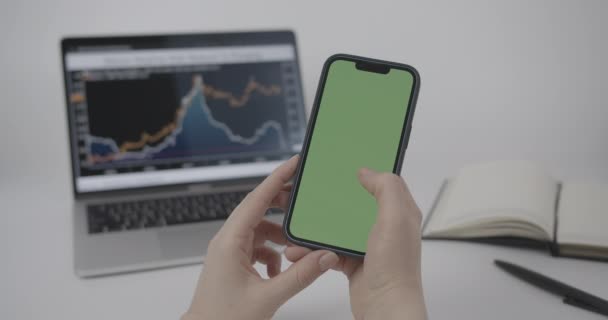 Chroma Key Mock Смартфоні Руці Жінка Використовує Телефон Зеленим Екраном — стокове відео