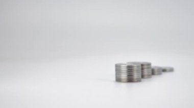 Beyaz Arkaplanda Gümüş Para Yığını Görünüyor ve Büyütülüyor. 4k Durma Hareketi, Finansal Ticaret Konsepti