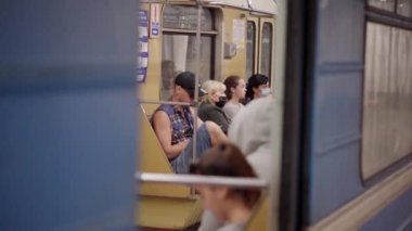 Yeraltı metro istasyonu, vagon kapıları kapanıyor ve tren kalkıyor.