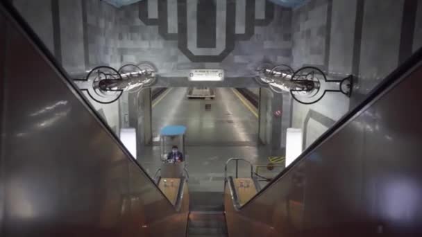 Leere Rolltreppe Führt Hinunter Zur Bahn Station — Stockvideo