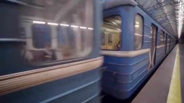 Tunnelbanestation Tunnelbanetåg Avgår Från Plattformen — Stockvideo