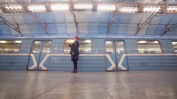 Tunnelbanetåg Avgår Från Plattformen — Stockvideo