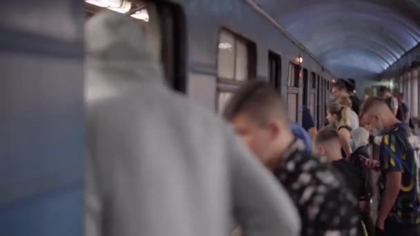 Станция Метро Пассажиры Въезжающие Вагоны Прибывшего Поезда — стоковое видео