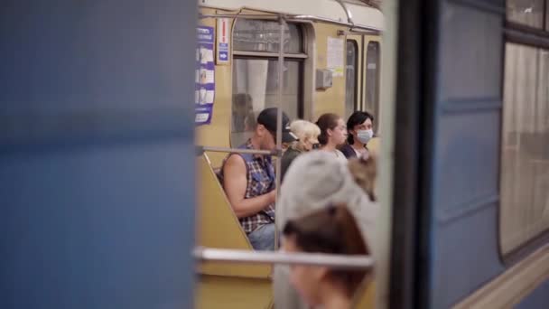 Υπόγειος Σταθμός Μετρό Επιβάτες Που Εισέρχονται Άμαξες Αφιχθείσας Αμαξοστοιχίας — Αρχείο Βίντεο