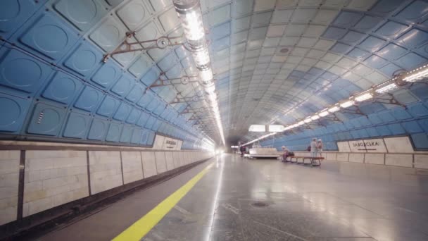 Підземна Станція Метро Потяг Прибуває Платформу — стокове відео