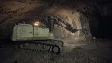 Büyük çaplı kazıcı tünel inşaatı sırasında kayaları pnömatik çekiçle kırmış. 