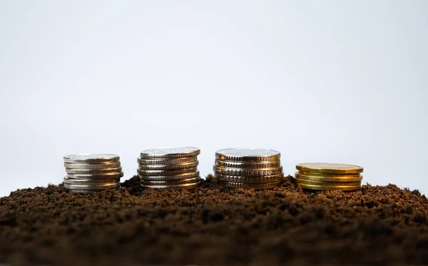 Madeni Para Sütunları Dünya 'nın dışında büyüyor. Maliye ve Ticaret kavramı