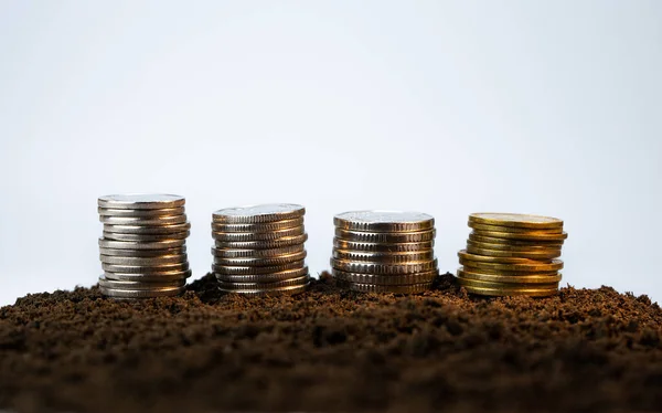 Madeni para sütunları Dünya 'nın dışında büyüyen merdiven gibi. Maliye ve Ticaret kavramı