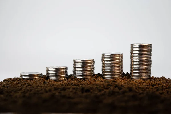  Madeni para sütunları Dünya 'nın dışında büyüyen merdiven gibi. Maliye ve Ticaret kavramı