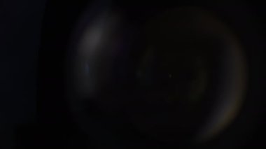 Kamera Merceğinin Optik Camında Çok Renkli Fişekler. Açıklık Bıçaklarının Makro Çekimi