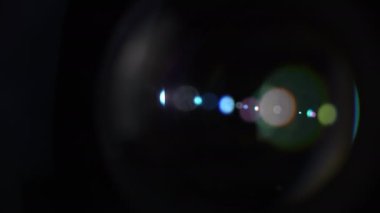 Kamera Merceğinin Optik Camında Çok Renkli Fişekler. Açıklık Bıçaklarının Makro Çekimi