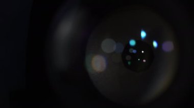 Kamera Merceğinin Optik Camında Çok Renkli Fişekler. Açıklık Bıçaklarının Makro Çekimi