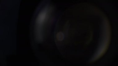 Kamera Merceğinin Optik Camında Çok Renkli Fişekler. Açıklık Bıçaklarının Makro Çekimi