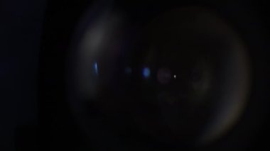 Kamera Merceğinin Optik Camında Çok Renkli Fişekler. Açıklık Bıçaklarının Makro Çekimi