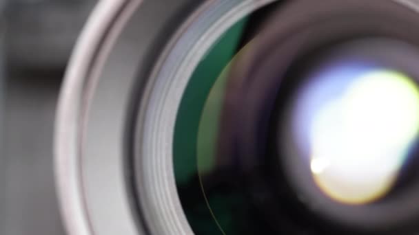 Makro Snímek Objektivu Fotoaparátu Odleskem Optickém Skle Proces Přiblížení Objektivu — Stock video