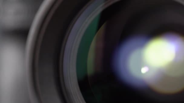 Makro Snímek Objektivu Fotoaparátu Odleskem Optickém Skle Proces Přiblížení Objektivu — Stock video
