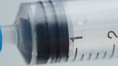 Aşırı Yakın plan İlaç Sıvısı Beyaz Arkaplanda Şırıngaya Dökülüyor. İğneler ve aşılar, 4k