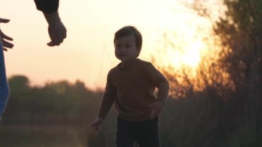  Şirin Çocuk Gün Batımında babasına koşuyor. Adam kusar ve onu yakalar. Yavaş Hareket