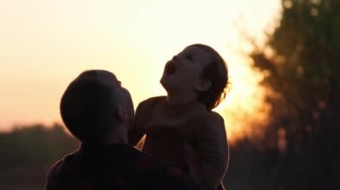 Adam bebeği kustu ve onu güneşin altında yakaladı. Yavaş Hareket