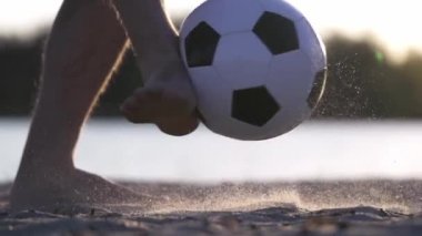 Kicking Soccer Ball 'un yakın çekimi. Ağır çekim. Erkek Ayağı Kum Üstünde Tekme Topu
