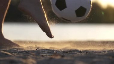 Kicking Soccer Ball 'un yakın çekimi. Ağır çekim. Erkek Ayağı Kum Üstünde Tekme Topu
