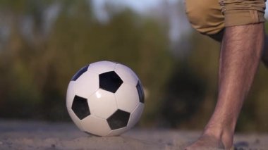 Kicking Soccer Ball 'un yakın çekimi. Ağır çekim. Erkek Ayağı Kum Üstünde Tekme Topu