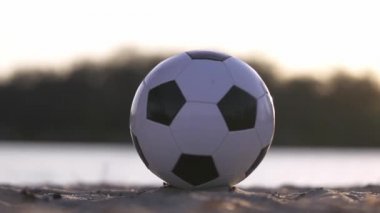 Kicking Soccer Ball 'un yakın çekimi. Ağır çekim. Erkek Ayağı Kum Üstünde Tekme Topu