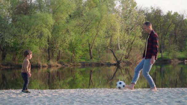 Vader Speelt Voetbal Met Zoon Zand Slow Motion Jonge Man — Stockvideo