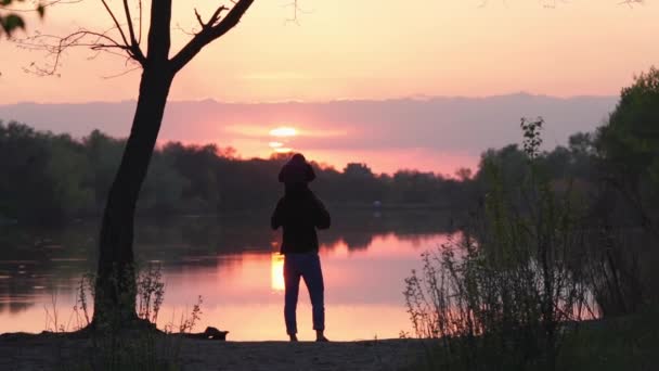 Omzunda Küçük Bebekli Adam Güzel Gün Batımının Arkasında Nehir Kıyısında — Stok video