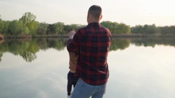 Homme Tenant Les Mains Son Enfant Tournant Autour Ralenti Père — Video