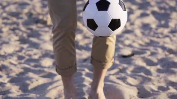 Close Homem Chutando Bola Futebol Praia Cara Areia Chutando Preto — Vídeo de Stock