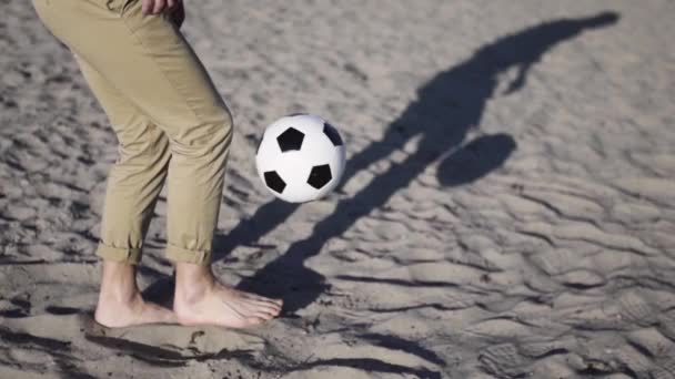 Mladý Muž Hraje Fotbalovým Míčem Pláži Guy Stojící Písku Kopání — Stock video