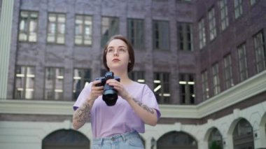 Genç Kız Fotoğrafçı Şehir Mimarisinin Fotoğraflarını Çekiyor. Şehir Merkezi 'nde Fotoğraf Çeken Kameralı Dövmeli Kız