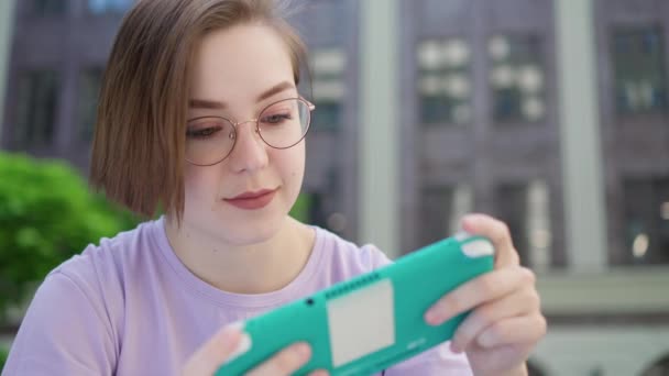 Primer Plano Chica Joven Jugador Sonriendo Confiado Jugando Videojuego Fuera — Vídeos de Stock