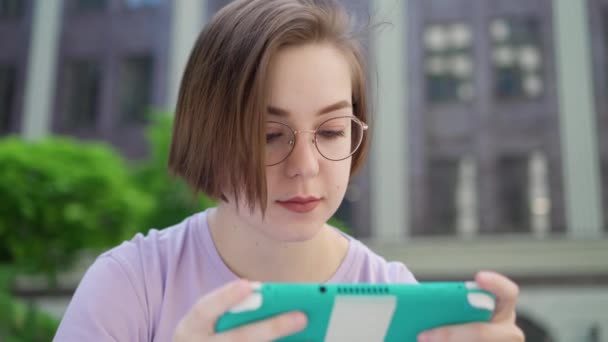 Genç Kız Oyuncu Gülümseyen Kendine Güvenen Dışarıda Video Oyunu Oynayan — Stok video