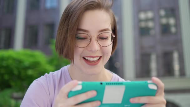 Genç Kız Oyuncu Gülümseyen Kendine Güvenen Dışarıda Video Oyunu Oynayan — Stok video