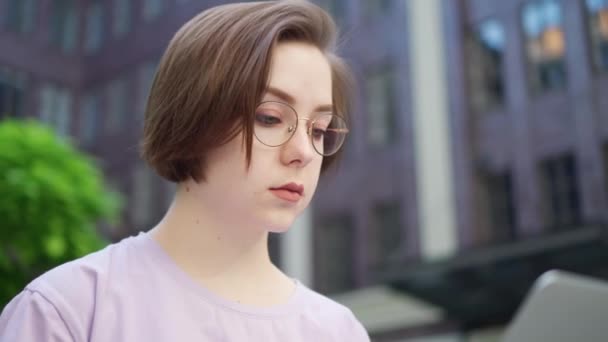 Junges Mädchen Mit Brille Blickt Den Laptop Bildschirm Studentin Oder — Stockvideo