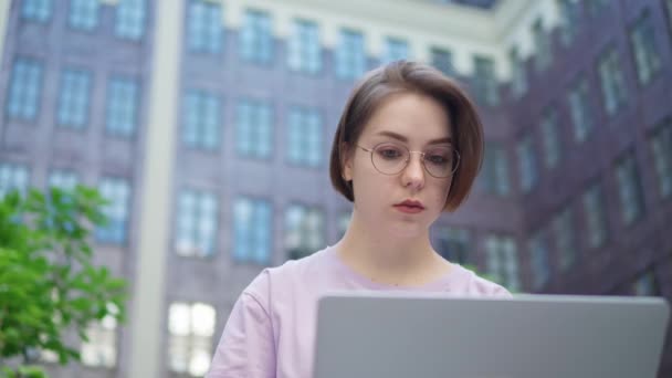 Молодая Девушка Очках Глядя Экран Ноутбука Красивая Девушка Использует Ноутбук — стоковое видео