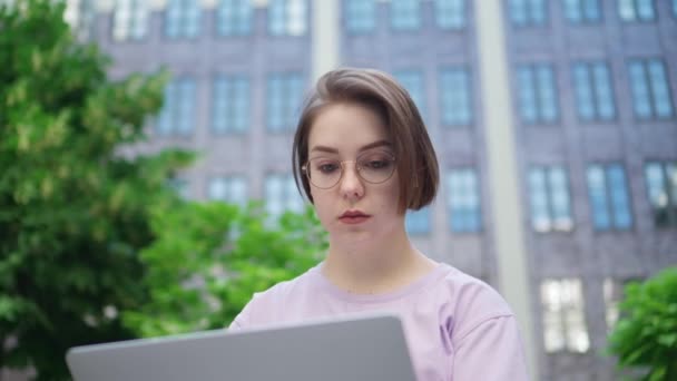 Junges Mädchen Mit Brille Blickt Den Laptop Bildschirm Hübsches Mädchen — Stockvideo