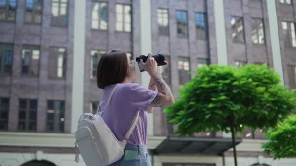 Jovem Com Tatuagens Tira Fotos Edifício Moderno Centro Cidade — Vídeo de Stock