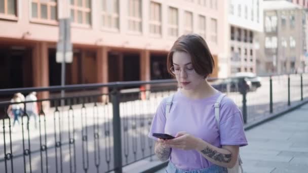 Genç Güzel Kız Telefon Daktilo Mesajı Ile Sokakta Yürüyor — Stok video