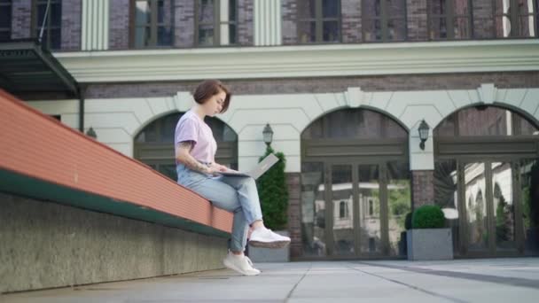 Junge Tätowierte Mädchen Mit Laptop Sitzen Draußen Studentin Oder Spezialistin — Stockvideo