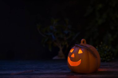 Geceleyin aydınlanmış balkabağı ile Cadılar Bayramı arka planı