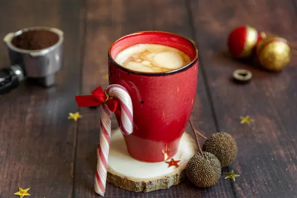 Kawa z mlekiem na drewnianym tle z dekoracją świąteczną — Zdjęcie stockowe