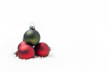 Beyaz arkaplan ve kar üzerine yatay Noel süslemesi