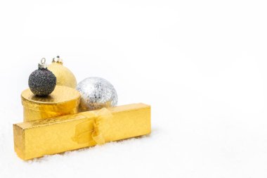 Beyaz arkaplan ve kar üzerine yatay Noel süslemesi