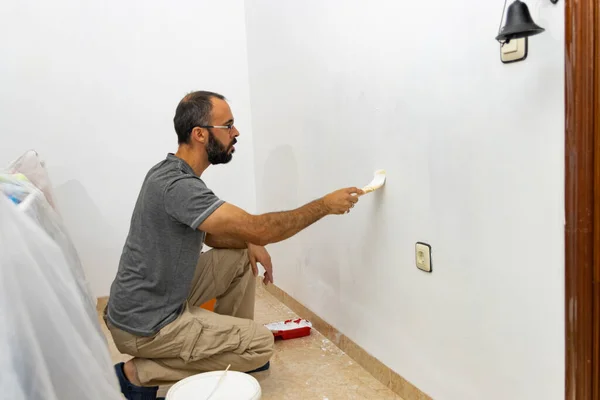 Homem pintando paredes da casa branco — Fotografia de Stock