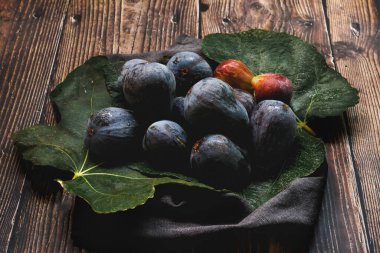 İncir yapraklı incirler ahşap masada.