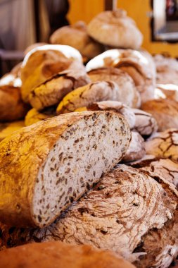 Dilimlenmiş arpa, hecelenmiş ve tezgahın üstünde çavdar ekmeği